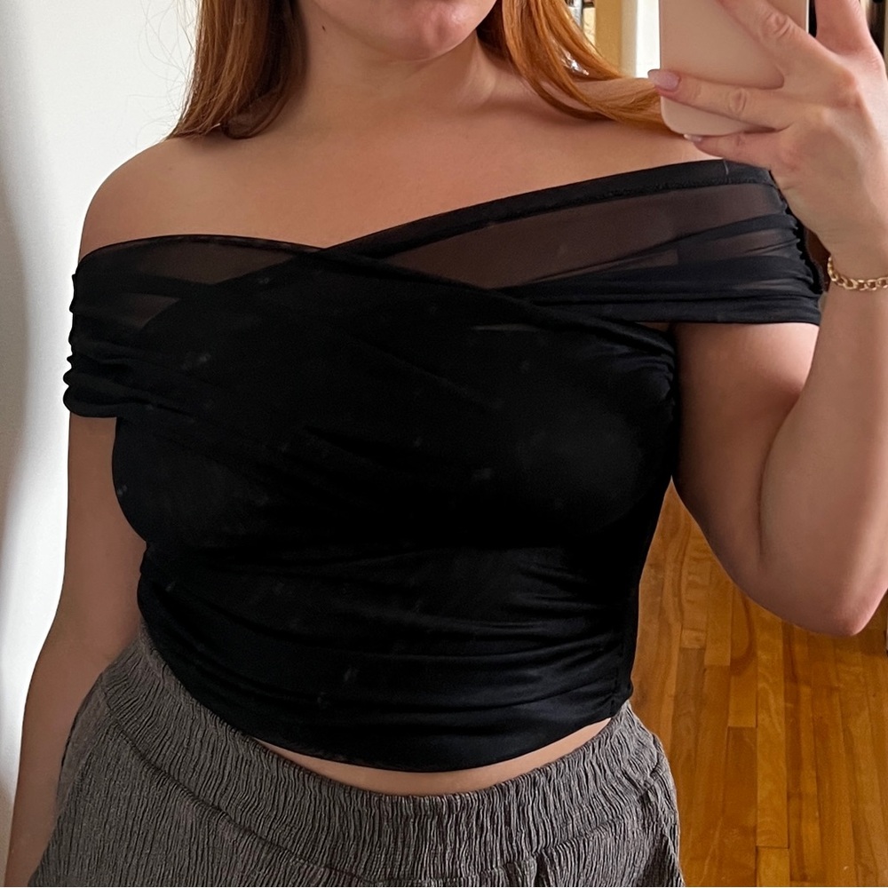 cute off shoulder going out top🎀